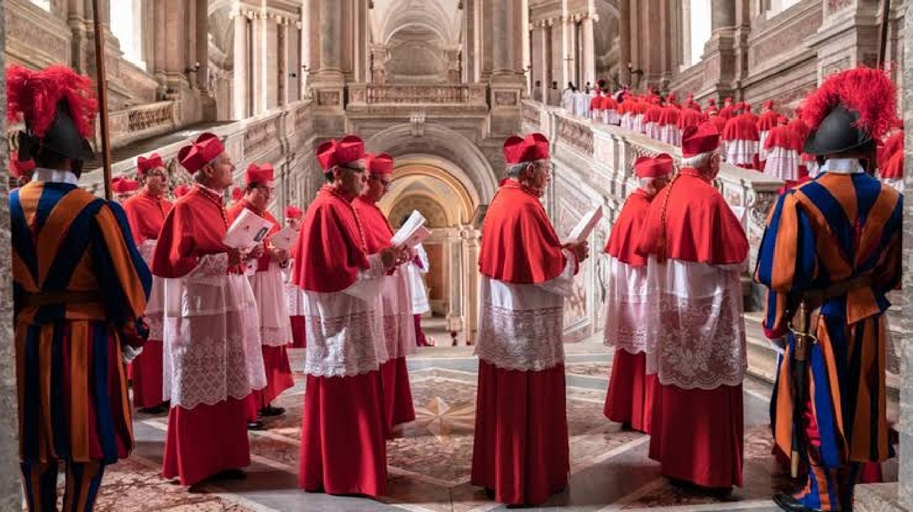 5. Los dos papas recrea momentos de la historia del Vaticano, aunque algunas de sus escenas más recordadas fueron inventadas para la ficción.