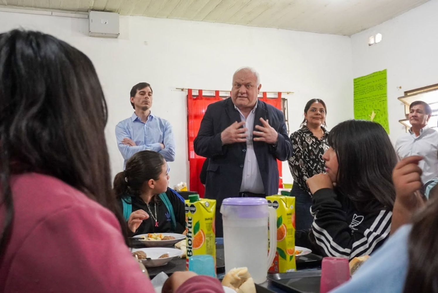El ministro de Desarrollo Social, Federico Masso, durante la recorrida por la Escuela Barrio Sutiaga, en San Miguel de Tucumán.
