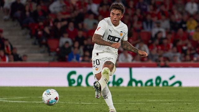 El lateral Renzo Saravia, de efímero paso por el Valencia, otra vez en el radar del Belgrano en el que se inició.