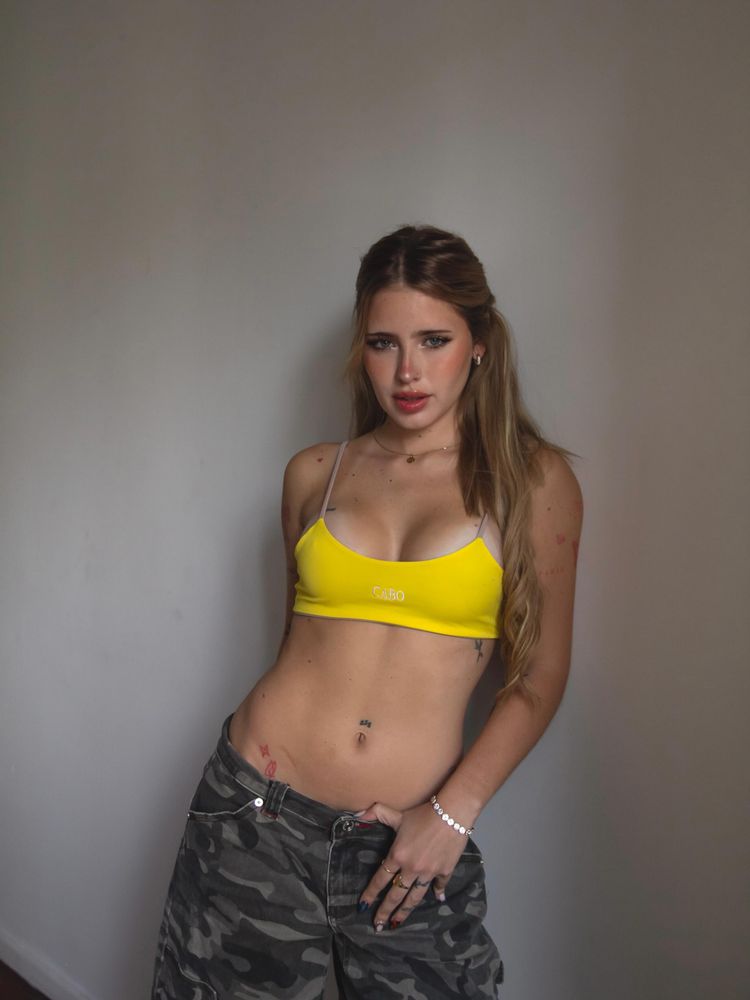 Bralette, pantalón cargo camuflado y amarillo vibrante: Coti Romero arrasó con un osado look urbano