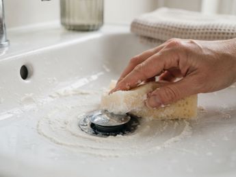Adiós a las manchas amarillentas de la bacha o el lavatorio: la técnica para eliminar el sarro incrustado y devolver el tono blanco sin dañar la grifería