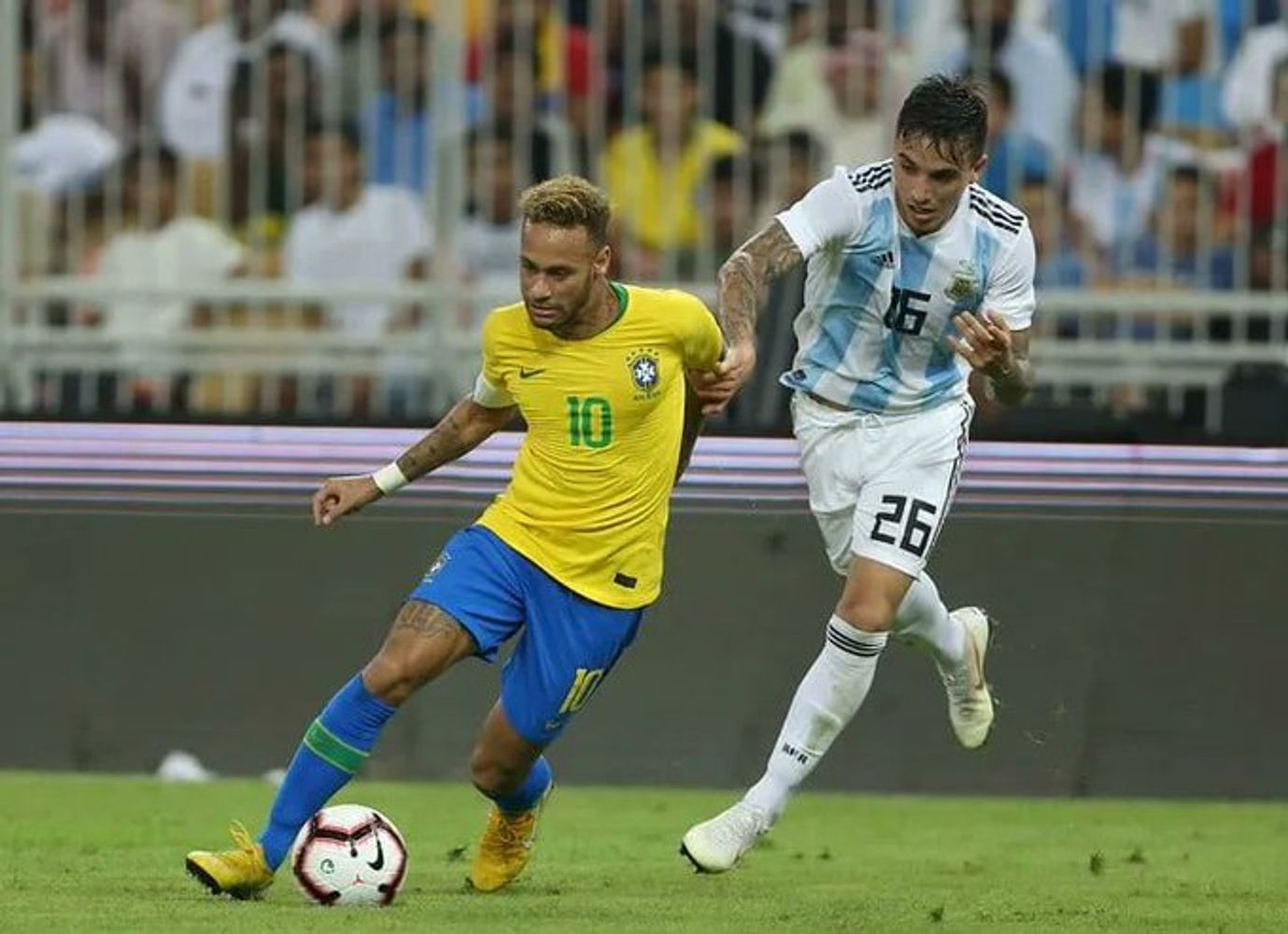 Renzo Saravia en la Selección,  ante el Brasil de Neymar.