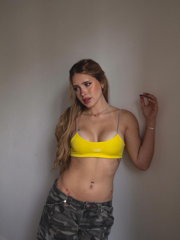 Bralette, pantalón cargo camuflado y amarillo vibrante: Coti Romero arrasó con un osado look urbano