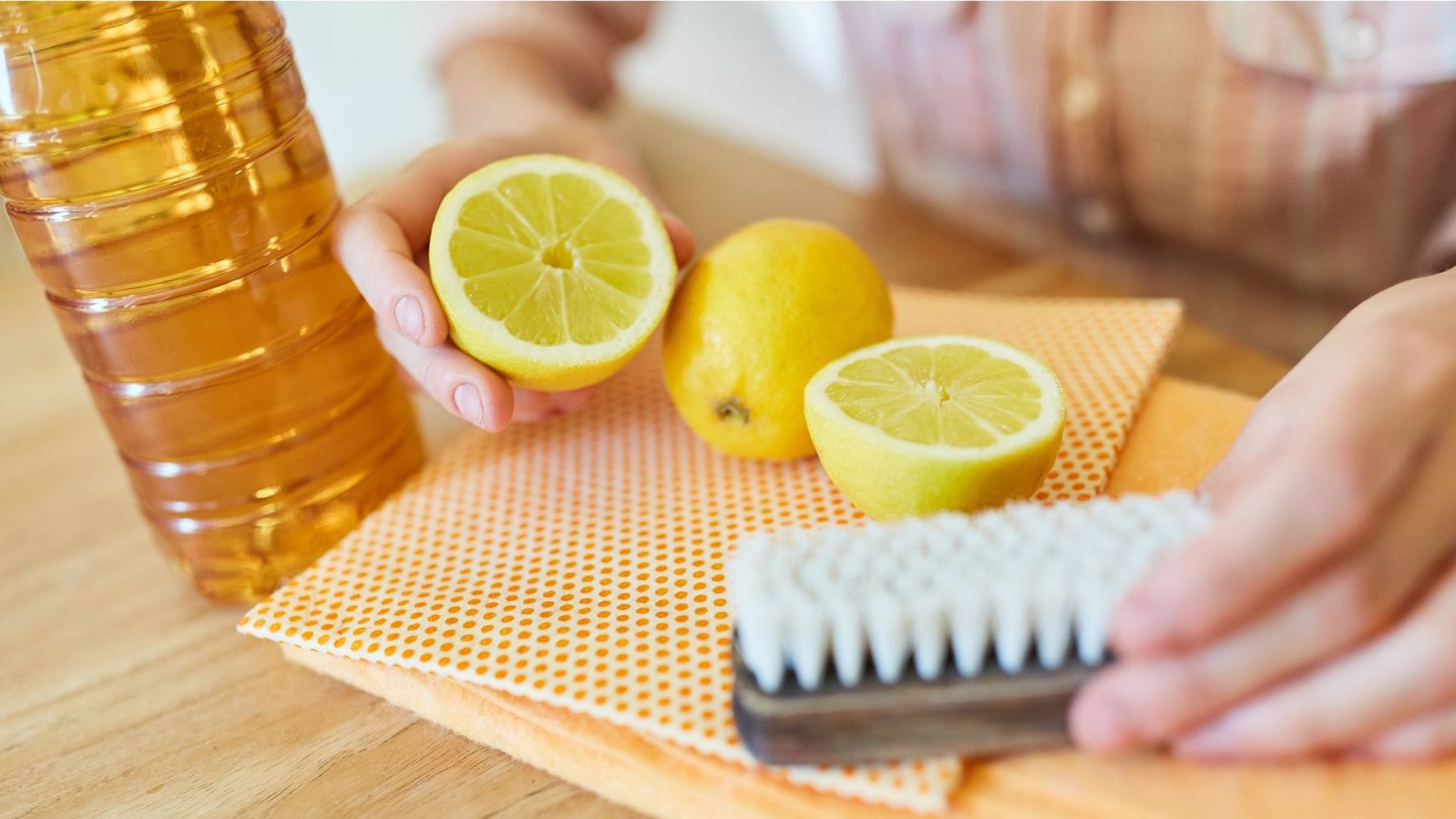 El jugo de limón y el vinagre son dos de los ingredientes que más se combinan con el bicarbonato de sodio para la limpieza del hogar.