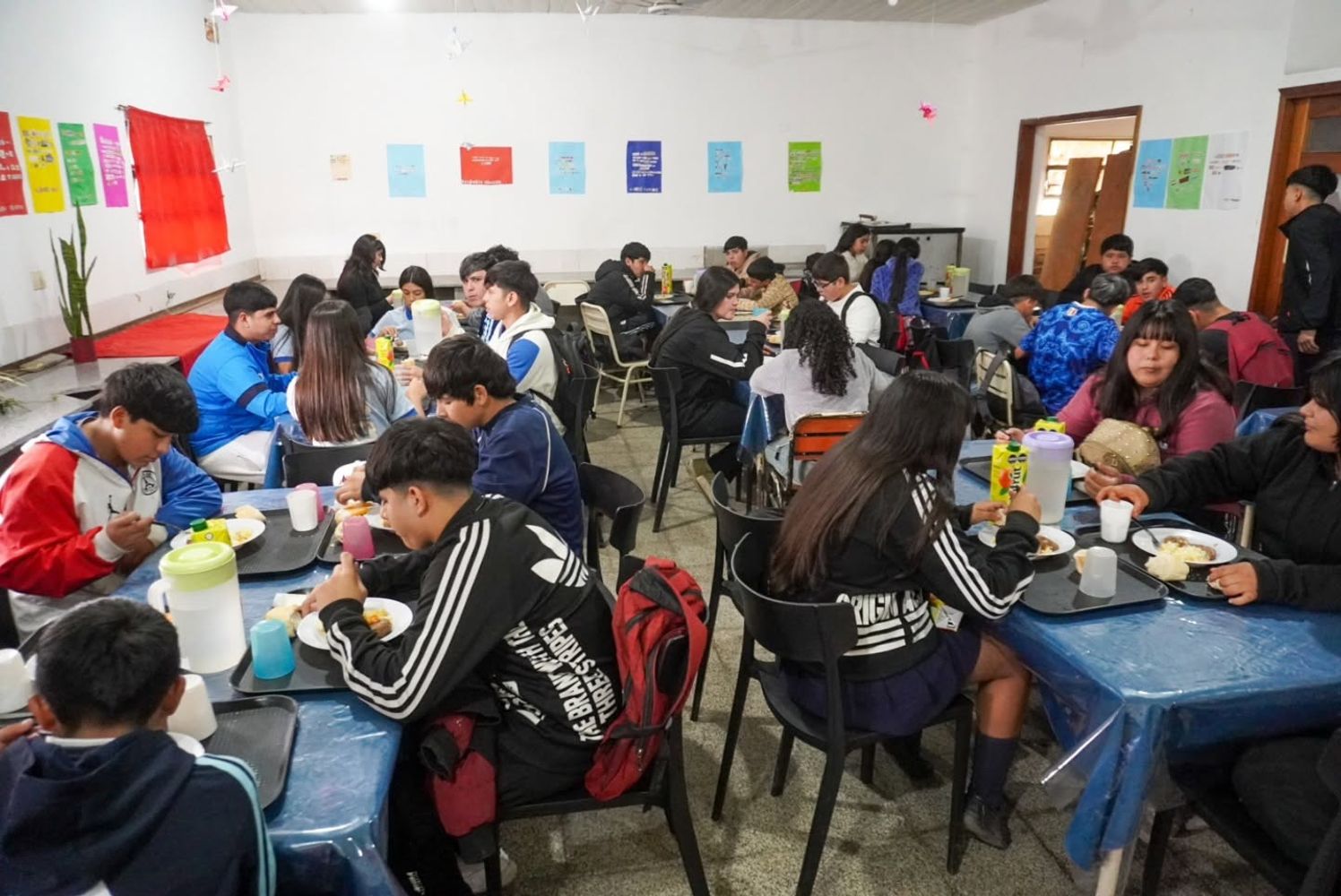 Estudiantes de los turnos mañana y tarde almuerzan en el comedor, que funciona de 12 a 14 horas.