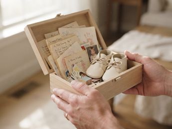 La psicología revela por qué las personas que guardan todos los recuerdos de la infancia de sus hijos no lo hacen solo por nostalgia: existe una razón emocional detrás de este hábito