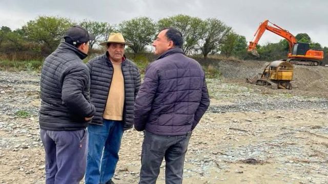 El intendente de Trancas y el legislador provincial recorrieron El Simbolar, donde se encauza y canaliza el curso de agua.