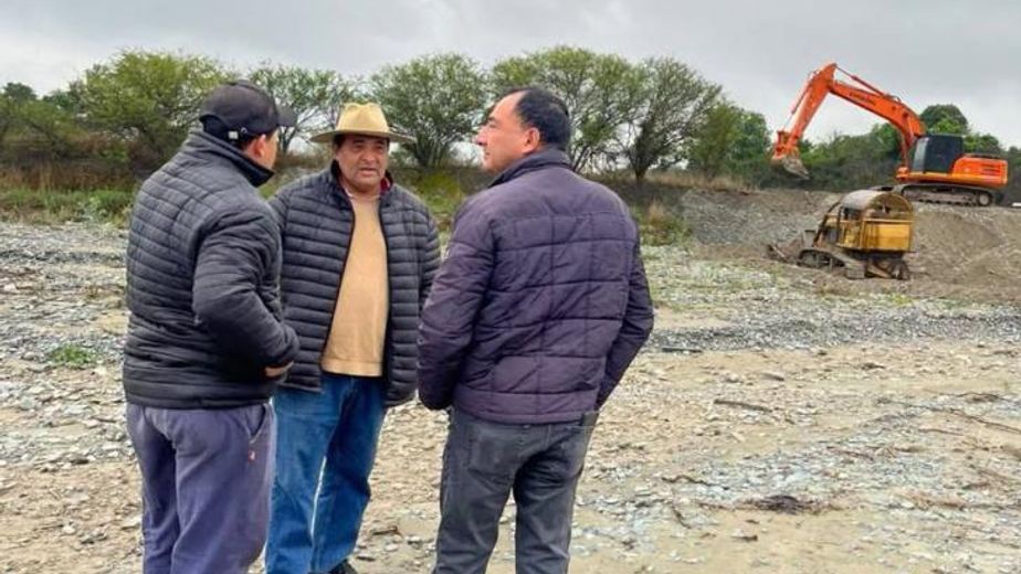 El intendente de Trancas y el legislador provincial recorrieron El Simbolar, donde se encauza y canaliza el curso de agua.