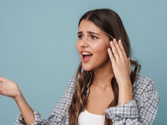 La psicología explica por qué las personas que siempre levantan la voz no necesariamente son más dominantes o seguras de sí mismas: detrás de este comportamiento puede esconderse una profunda necesidad de ser escuchadas y recibir aprobación