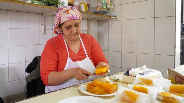 Desayuno, almuerzo y merienda llegan a los alumnos de la mañana y de la tarde en la escuela de San Miguel de Tucumán.