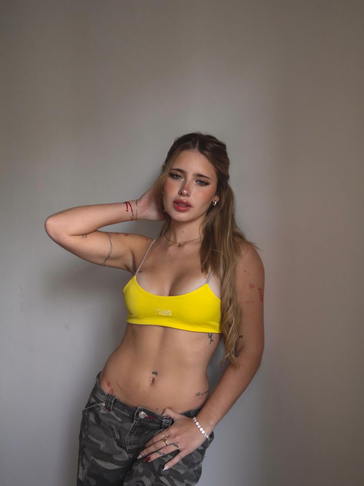 Bralette, pantalón cargo camuflado y amarillo vibrante: Coti Romero arrasó con un osado look urbano