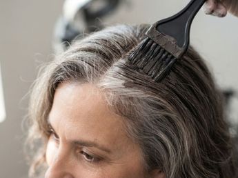 Helena Rodero, farmacéutica, revela el truco para cubrir las canas al teñirse el pelo en casa: “Tenemos que depositar la tintura como si lo estuviéramos poniendo en el cuero cabelludo”