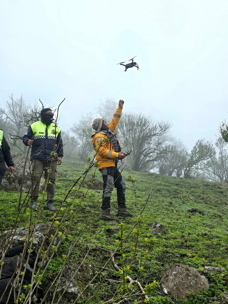 El dron permitió observar desde el aire las áreas de búsqueda en la alta montaña.