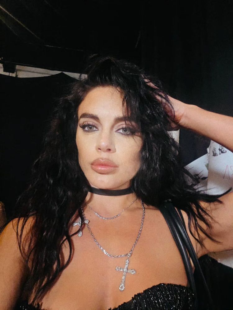 Corset, encaje y transparencias: Emilia Attias apostó por el estilo gótico y arrasó con un look total black