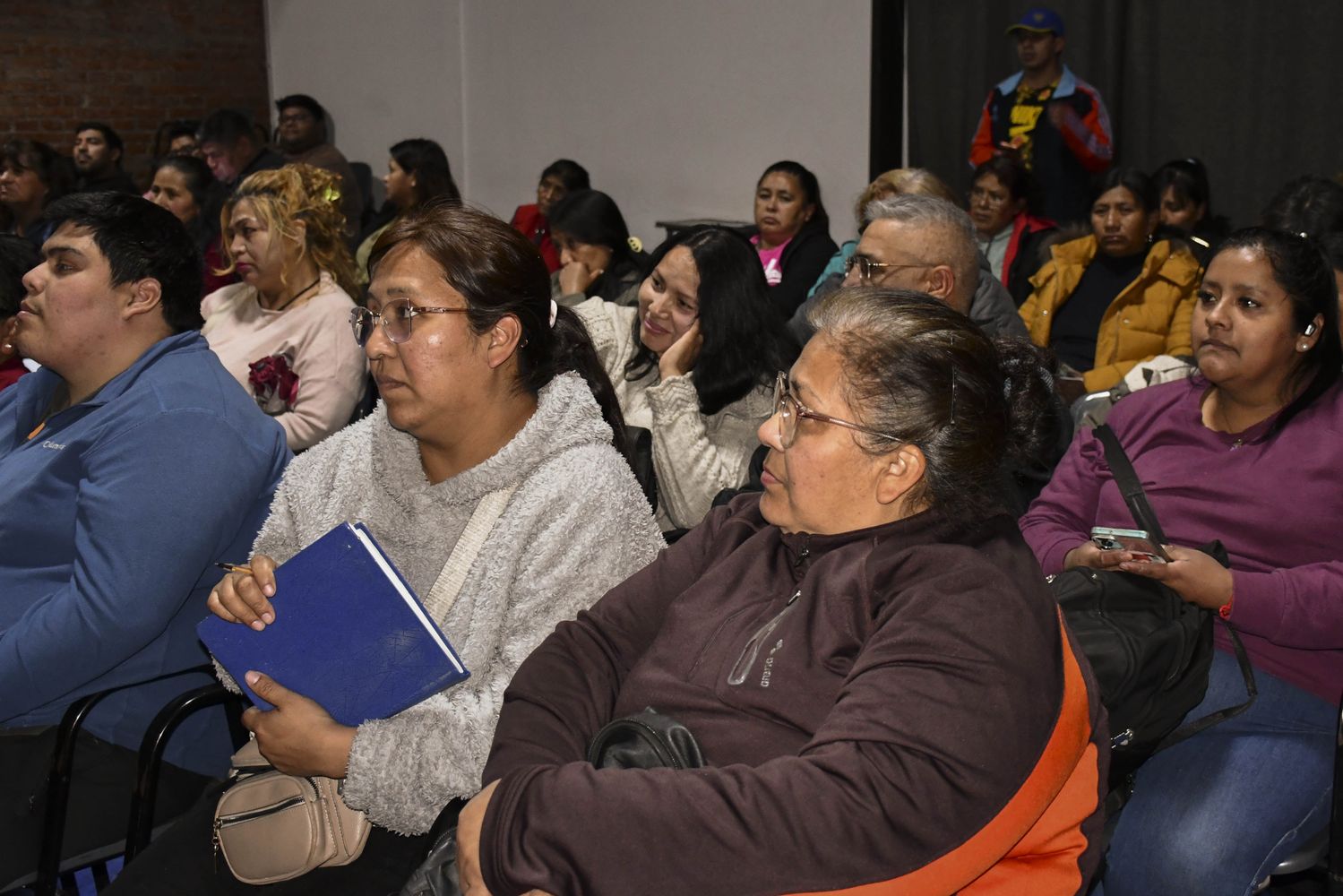 Asistentes a la charla referida a medidas para prevenir efectos y actuar en situaciones de emergencia que puedan derivarse de episodios climáticos en los próximos meses, en San Salvador de Jujuy.