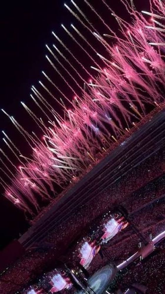 BTS: los impactantes fuegos artificiales que acompañan sus shows en otros países
