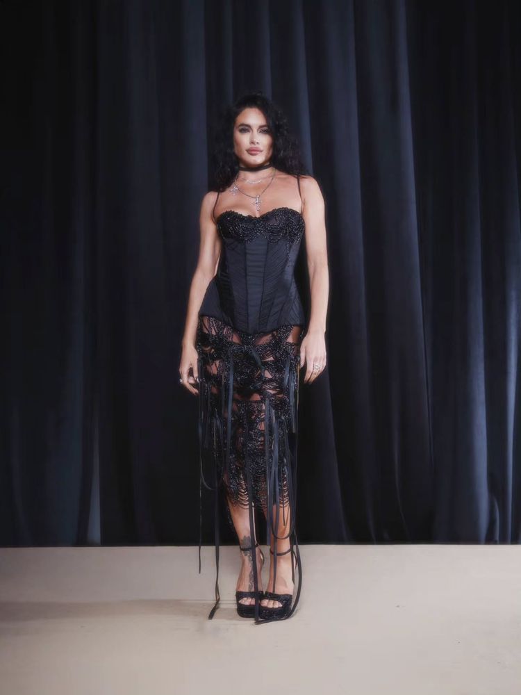 Corset, encaje y transparencias: Emilia Attias apostó por el estilo gótico y arrasó con un look total black