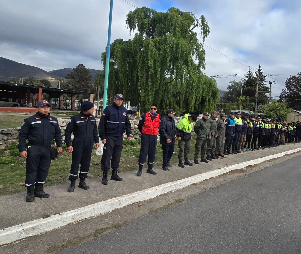 Equipos de distintas fuerzas coordinan el relevamiento de los sectores recorridos en la zona de El Mollar.