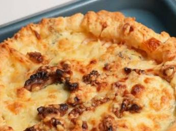 Galette de chipá con peras, queso azul y miel: la original receta que combina salado y dulce