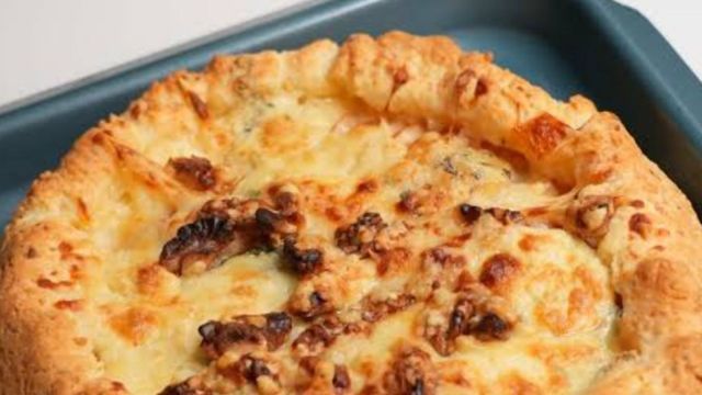 Galette de chipá con peras, queso azul y miel: la original receta que combina salado y dulce