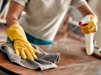 Limpieza del hogar durante el fin de semana: los especialistas explican por qué primero hay que limpiar las superficies y después desinfectarlas con productos diferentes