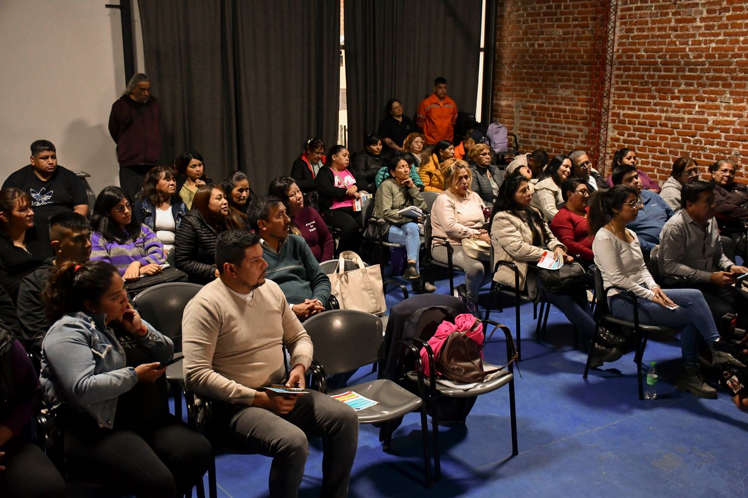 La capacitación se desarrolló con importante presencia de vecinos, en el auditorio del Centro Cultural “Héctor Tizón”, sito en la avenida Hipólito Irigoyen de esta ciudad.