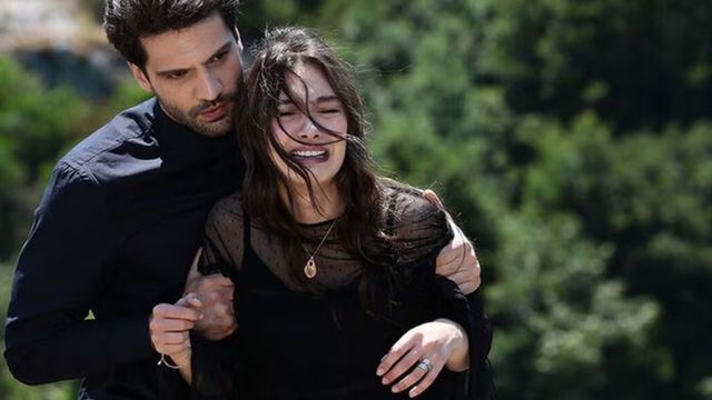La ficción combina romance, secretos familiares y una rivalidad cada vez más peligrosa.