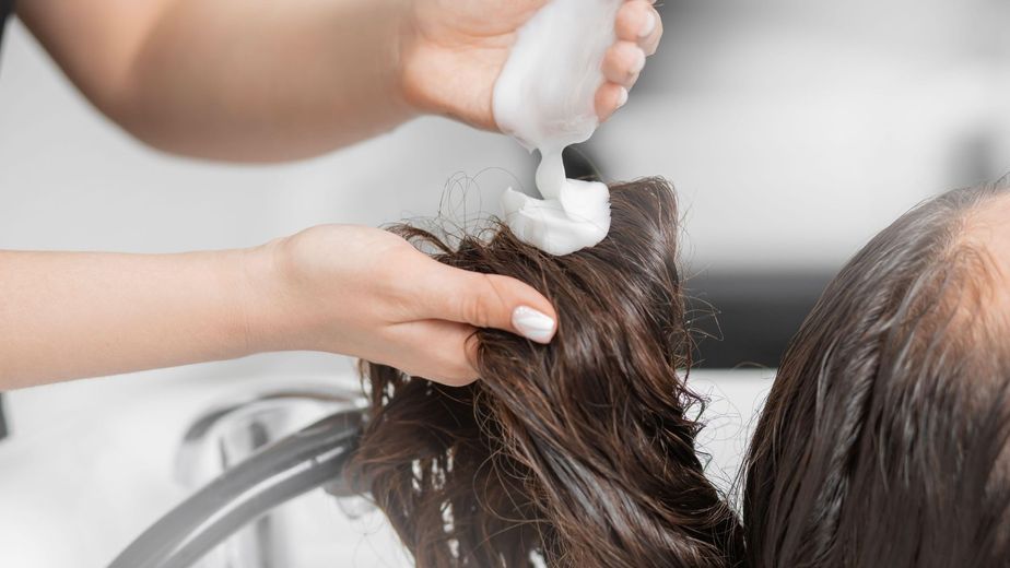 Las peluqueras coinciden sobre la importancia del acondicionador para el pelo: “No es un complemento del shampoo, es un gran aliado que nutre, protege e hidrata el cabello”