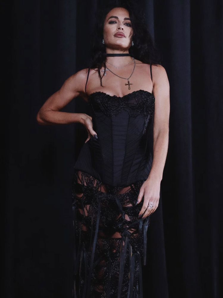 Corset, encaje y transparencias: Emilia Attias apostó por el estilo gótico y arrasó con un look total black
