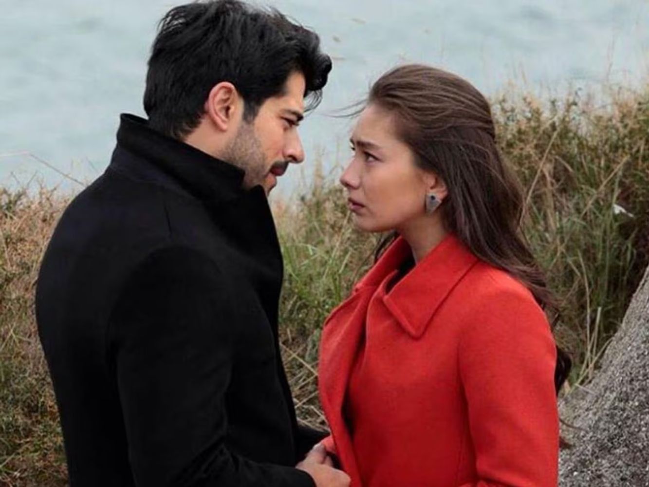 Burak Özçivit y Neslihan Atagül protagonizan la serie turca Amor eterno.