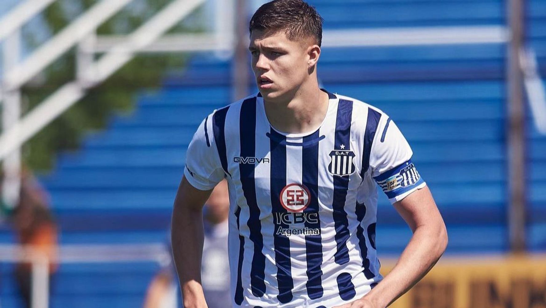 Tomás Palacios, defensor central formado en Talleres que juega en Estudiantes de La Plata