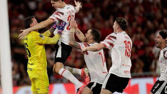 Todos los abrazos para Fernando Muslera, arquero de Estudiantes de La Plata, por los penales que contuvo ante el Flamengo.
