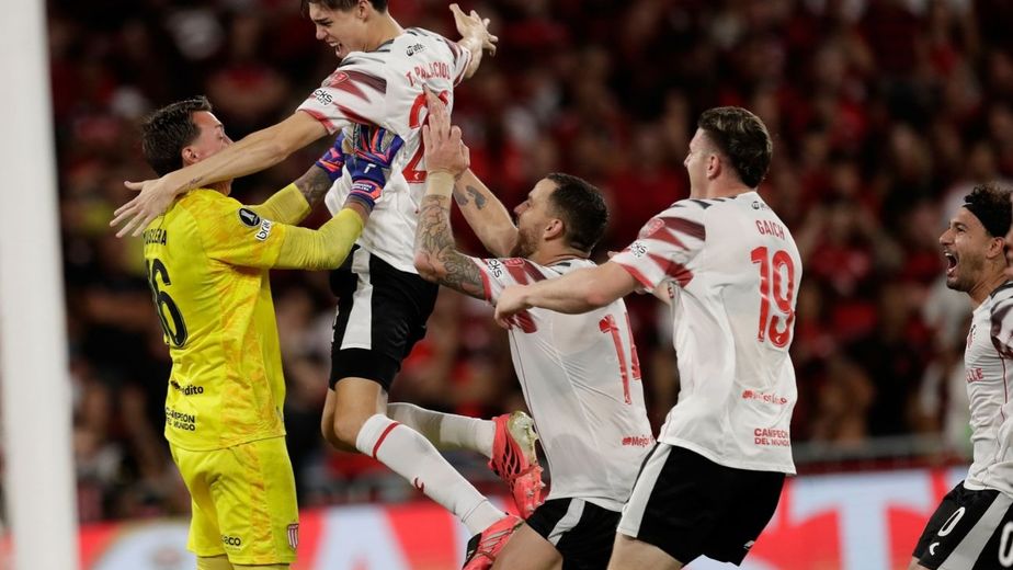 Todos los abrazos para Fernando Muslera,  arquero de Estudiantes de La Plata, por los penales que contuvo ante el Flamengo.