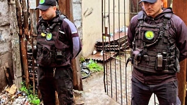 Efectivos de la Unidad de Investigaciones Criminales y Delitos Complejos Manantial Sur durante uno de los procedimientos.