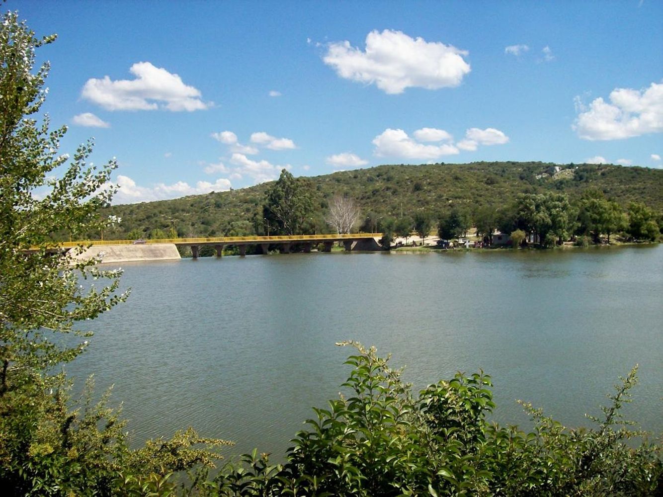 El sendero del perilago en La Falda ofrece un recorrido gratuito entre naturaleza, montañas y vistas del dique, ideal para una salida familiar.