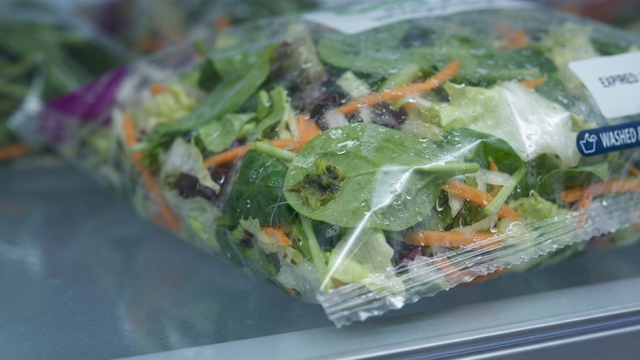 La peligrosa bacteria que puede crecer incluso dentro de la heladera: en qué alimentos de consumo diario puede encontrarse, qué riesgos tiene para la salud y cómo evitar una infección grave