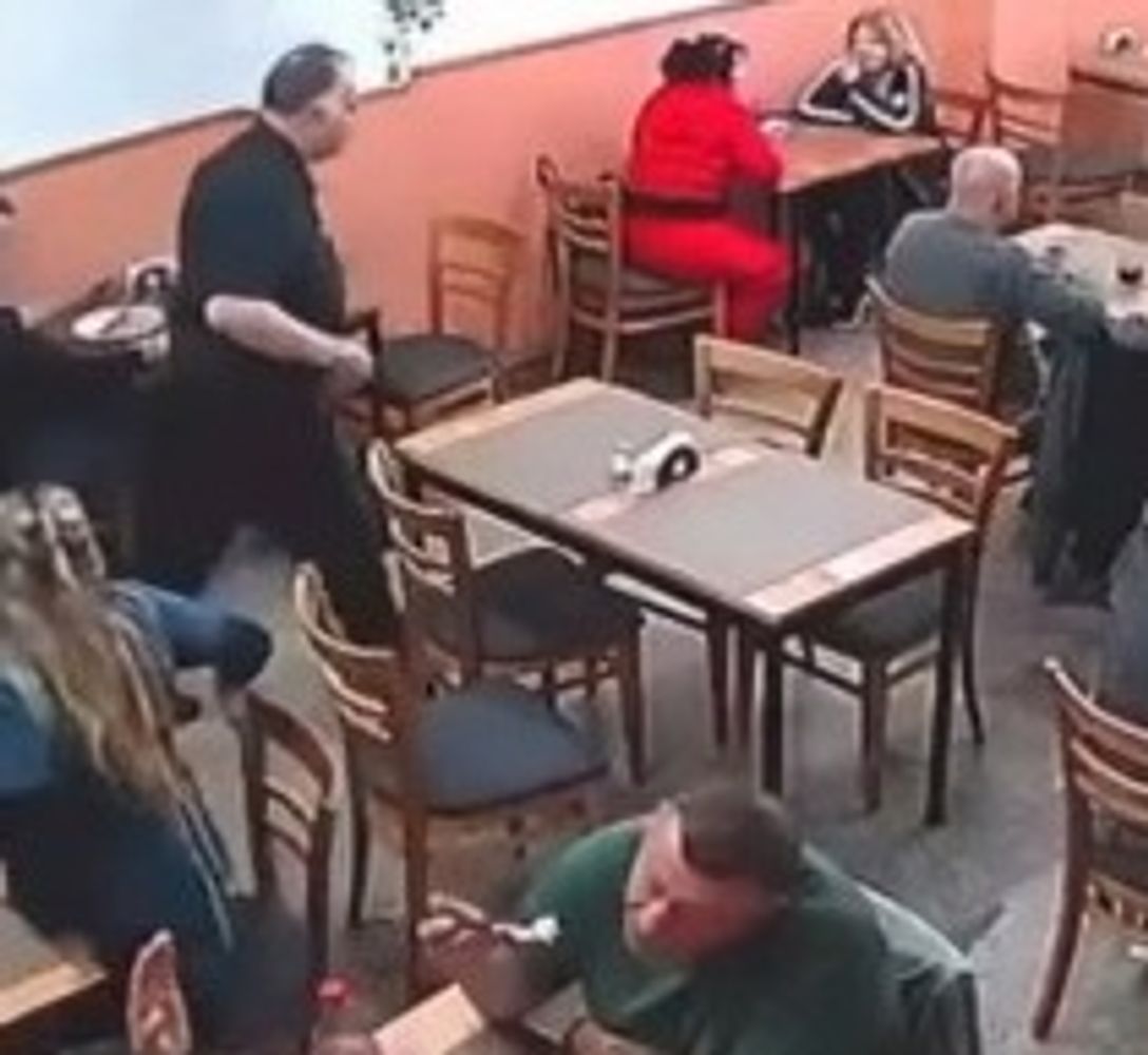 El mozo recuperó la cartera y la mujer escapó.