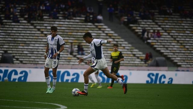 Matías Galarza, hostigado en Talleres. Y banca para el juvenil Giovanni Baroni.
