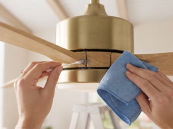El sencillo truco para limpiar las aspas del ventilador con una funda de almohada: cómo eliminar el polvo acumulado en pocos minutos y evitar que la suciedad se esparza por toda la casa