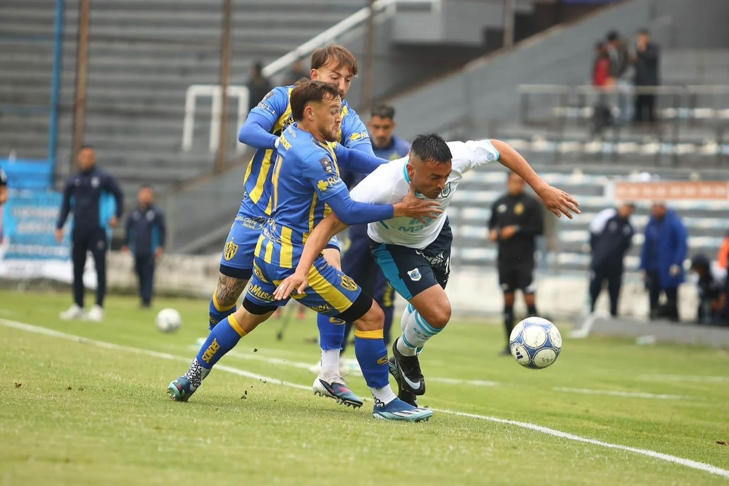Francisco Molina reventó el travesaño con un tiro libre al ángulo, una de las tantas chances que Gimnasia desperdició en el tramo final del partido ante Atlanta, en una tarde fría y de lluvia débil en el estadio "23 de Agosto".