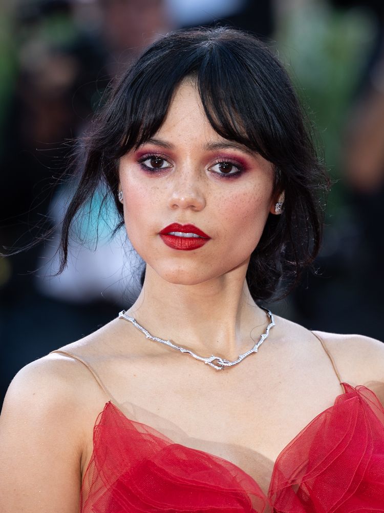 Jenna Ortega (24 años) habló sobre el trastorno obsesivo compulsivo que padece desde los 7 años y reveló cómo afecta su vida cotidiana: “Tengo un montón de pensamientos dando vueltas en la cabeza al mismo tiempo”