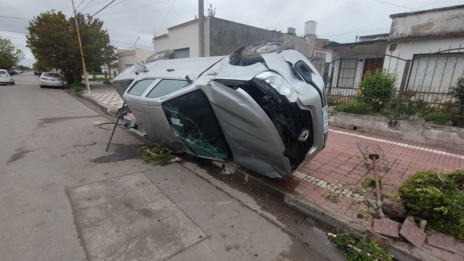 Impactante choque durante la madrugada en calle Reconquista al 700
