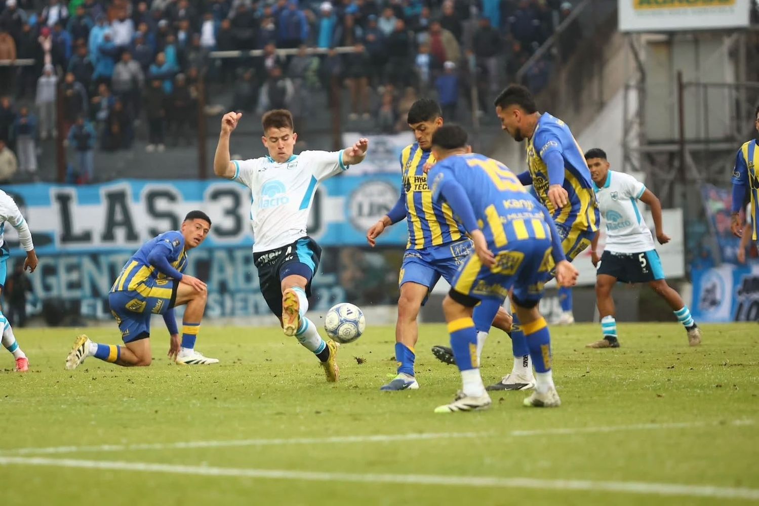 Atlanta venció 2 a 1 a Gimnasia y Esgrima de Jujuy en el estadio "23 de Agosto" por la fecha 35 de la Zona B de la Primera Nacional 2026, resultado que deja al "Lobo" con 58 puntos y sin posibilidades de ir por el primer cupo del ascenso.