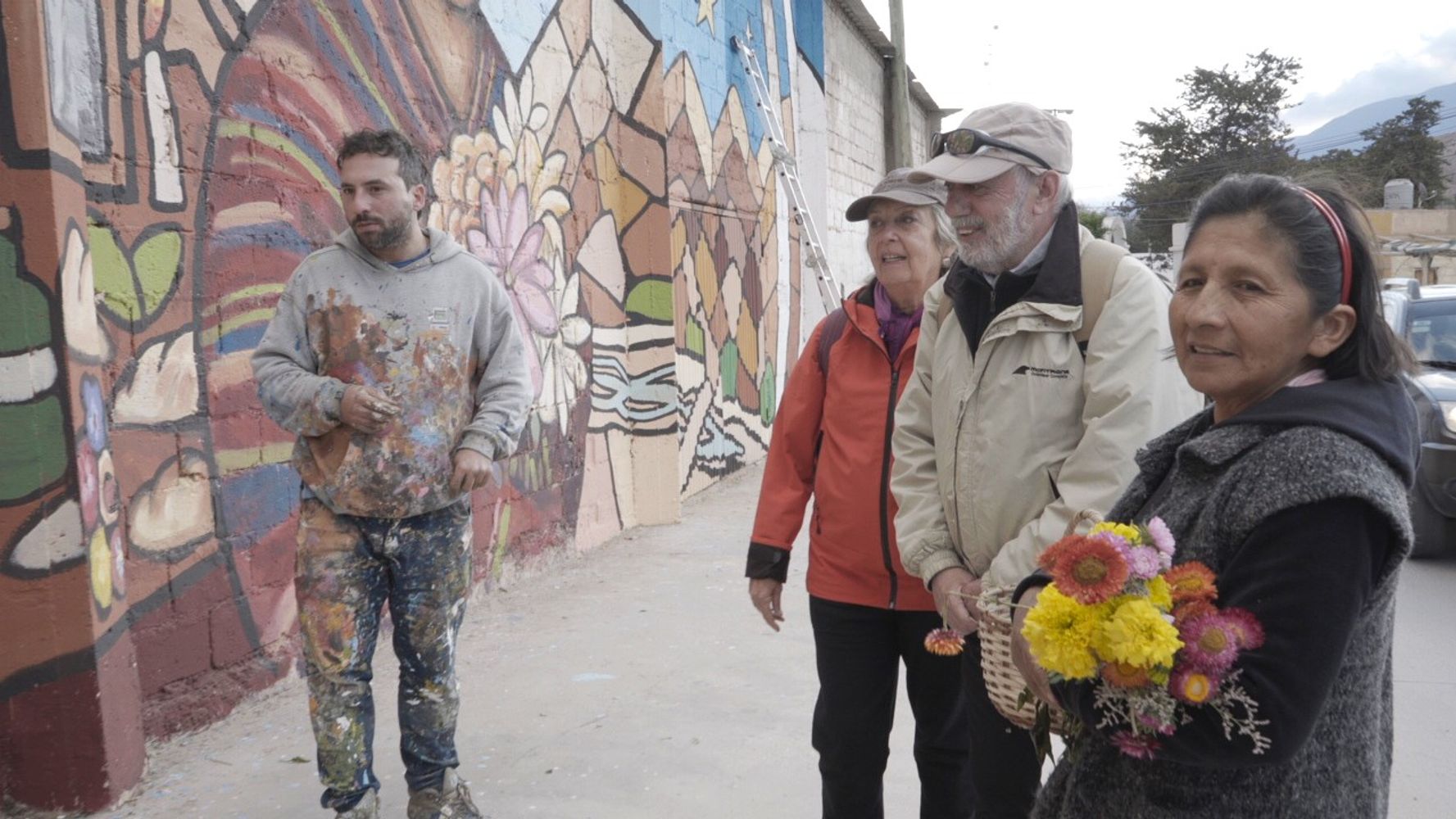 Durante su realización en las paredes de la Escuela Técnica, el mural de Nicolás Anun ya atraía la atención de vecinos maimareños y turistas. Esa interacción con el artista enriqueció el relato plasmado en “Hecho a mano”, el cortometraje documental de la directora jujeña Carolina Inés Miy.