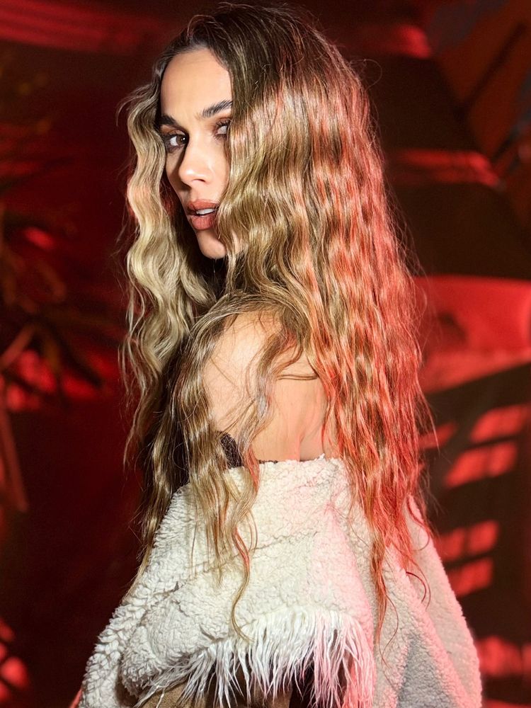 Encaje, abrigo de peluche, accesorios retro: Chechu Bonelli dio cátedra de estilo con un look "boho chic"