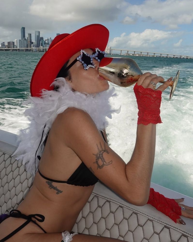En un yate de lujo y con un llamativo detalle en su bikini: la íntima despedida de soltera de Lali Espósito en Miami