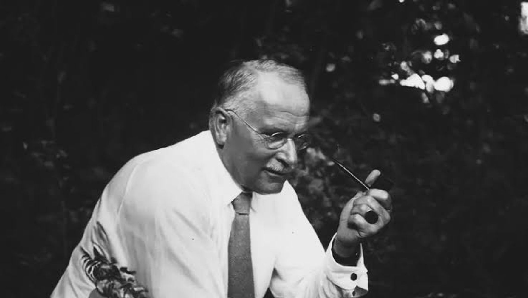 La profunda reflexión de Carl Jung, psiquiatra suizo, sobre la soledad y la falta de conexión con los demás: “No llega por no tener personas a tu alrededor, sino por no poder comunicar lo que te parece importante”