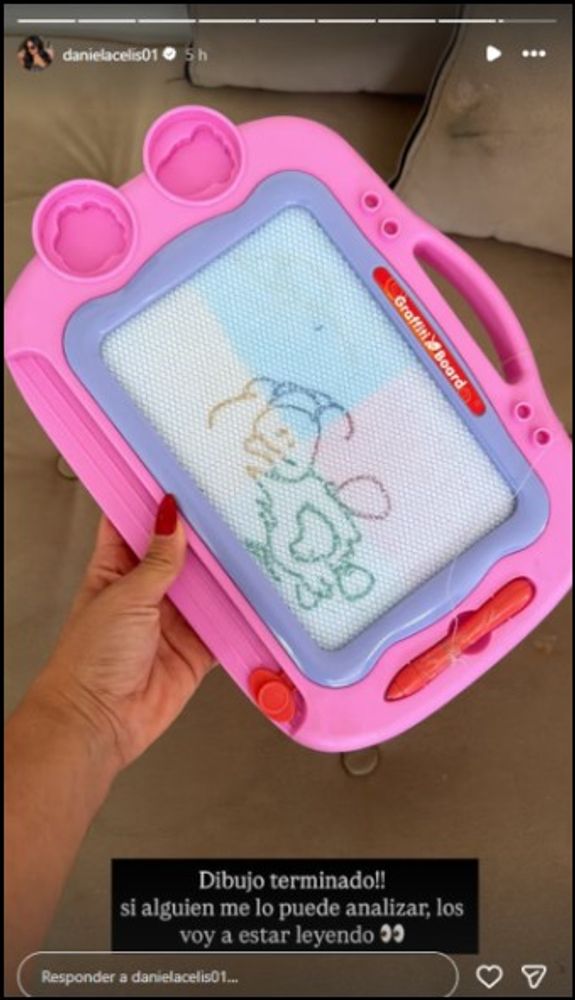 Daniela Celis mostró el dibujo que hizo su hija sobre su amigo imaginario.
