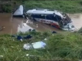 Tragedia en Colombia: el hijo de un reconocido cantante está grave tras caer de un puente el micro en el que viajaba