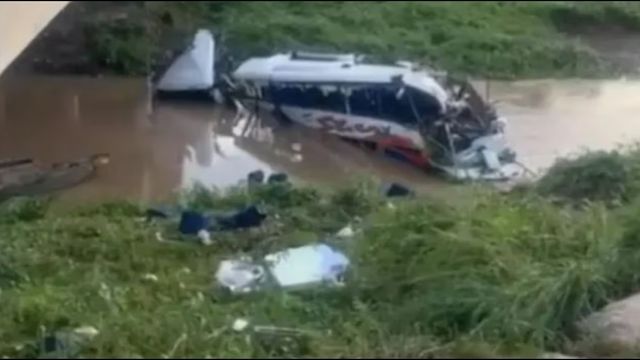 Tragedia en Colombia: el hijo de un reconocido cantante está grave tras caer de un puente el micro en el que viajaba